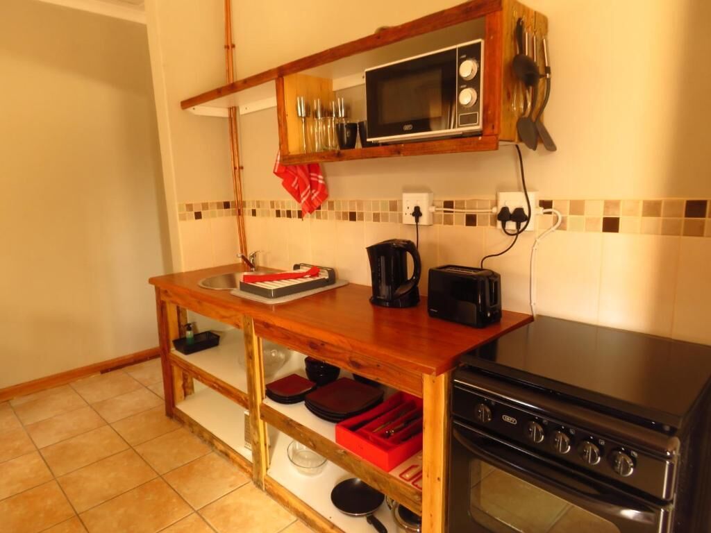 Cocina compacta con microondas, tostadora y estufa.