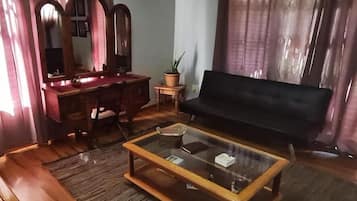 Apartamento, patio, vistas al patio | Zona de estar