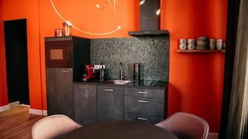 Apartamento Deluxe, 1 cama de matrimonio grande, vistas a la ciudad | Cocina privada