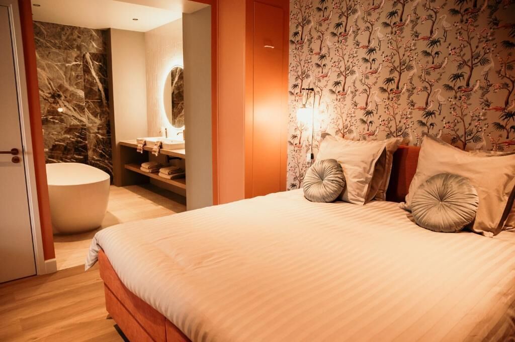 Luxury Studio Suite, 1 King Bed, City View | Free WiFi