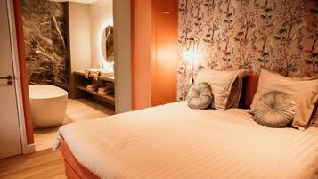 Luxury Studio Suite, 1 King Bed, City View | Free WiFi