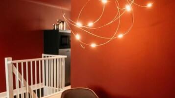 Deluxe Apartment, 1 King Bed, City View | Dining