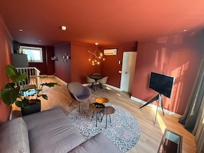 Appartement Deluxe, 1 très grand lit, vue ville | Coin séjour