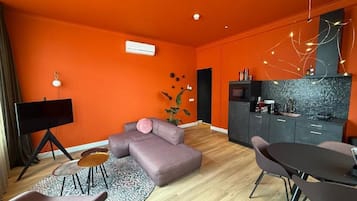 Apartamento Deluxe, 1 cama de matrimonio grande, vistas a la ciudad | Zona de estar