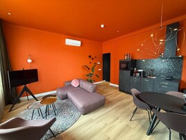 Deluxe Apartment, 1 King Bed, City View | Living area