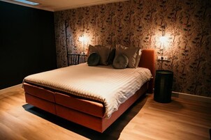 Deluxe Apartment, 1 King Bed, City View | WiFi (free)