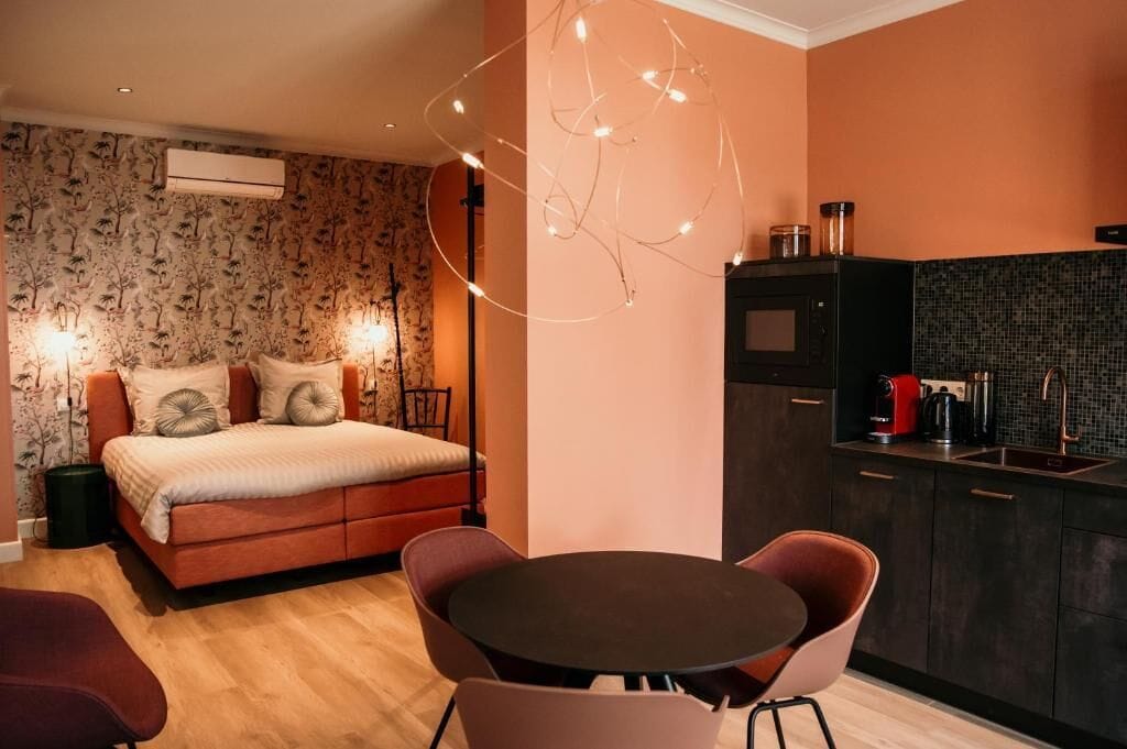 Luxury Studio Suite, 1 King Bed, City View | Interior