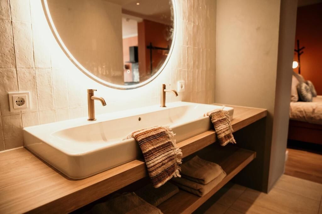 Luxury Studio Suite, 1 King Bed, City View | Bathroom | Soap, shampoo, toilet paper