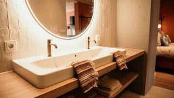 Luxury Studio Suite, 1 King Bed, City View | Bathroom | Soap, shampoo, toilet paper