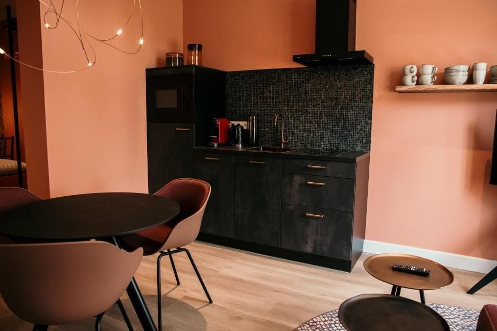 Luxury Studio Suite, 1 King Bed, City View | Dining