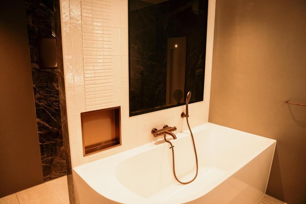 Deluxe appartement, 1 kingsize bed, uitzicht op stad | Badkamer | Zeep, shampoo, toiletpapier