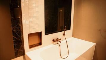 Deluxe appartement, 1 kingsize bed, uitzicht op stad | Badkamer | Zeep, shampoo, toiletpapier