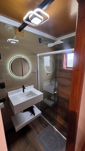 Dusche, Haartrockner, Handtücher, Seife