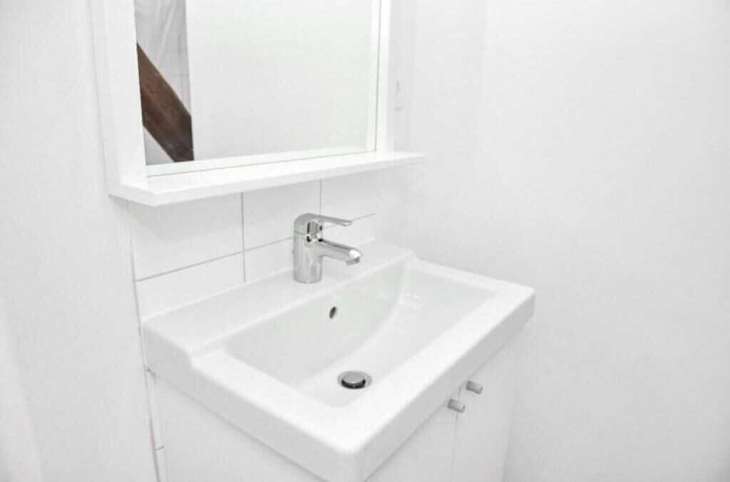 Chuveiro, secador de cabelo, toalhas de banho, papel higiênico