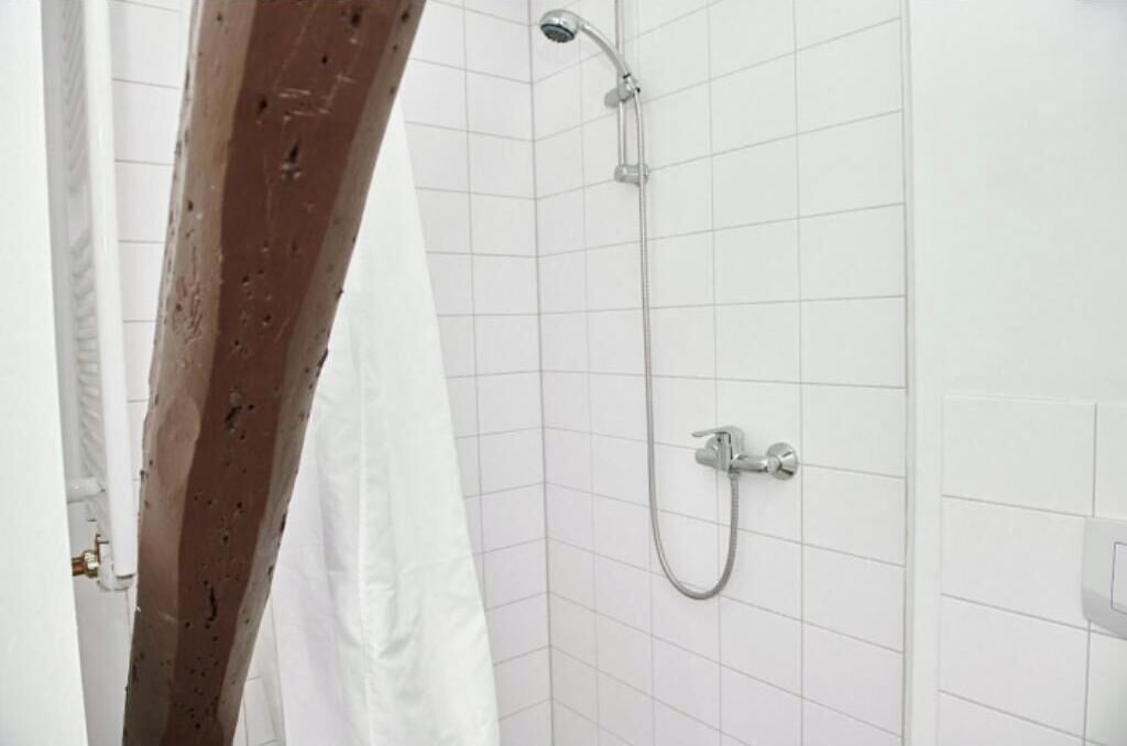 Dusche, Haartrockner, Handtücher, Toilettenpapier