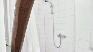 Shower, hair dryer, towels, toilet paper - Townhouse Duderstadt: Studio 4 (Duderstadt)