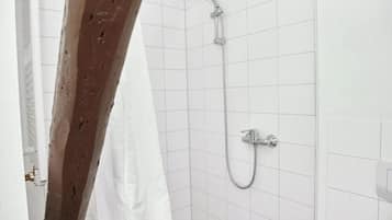 Dusche, Haartrockner, Handtücher, Toilettenpapier