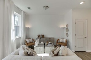 A modern living room with a sofa set, a coffee table, and a fireplace. - Tranquil 3-bedroom townhome with AC in vibrant Atlanta (Atlanta)