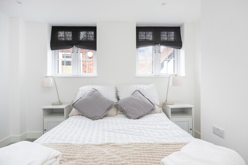 Stylish 2BR Cottage in Chesham