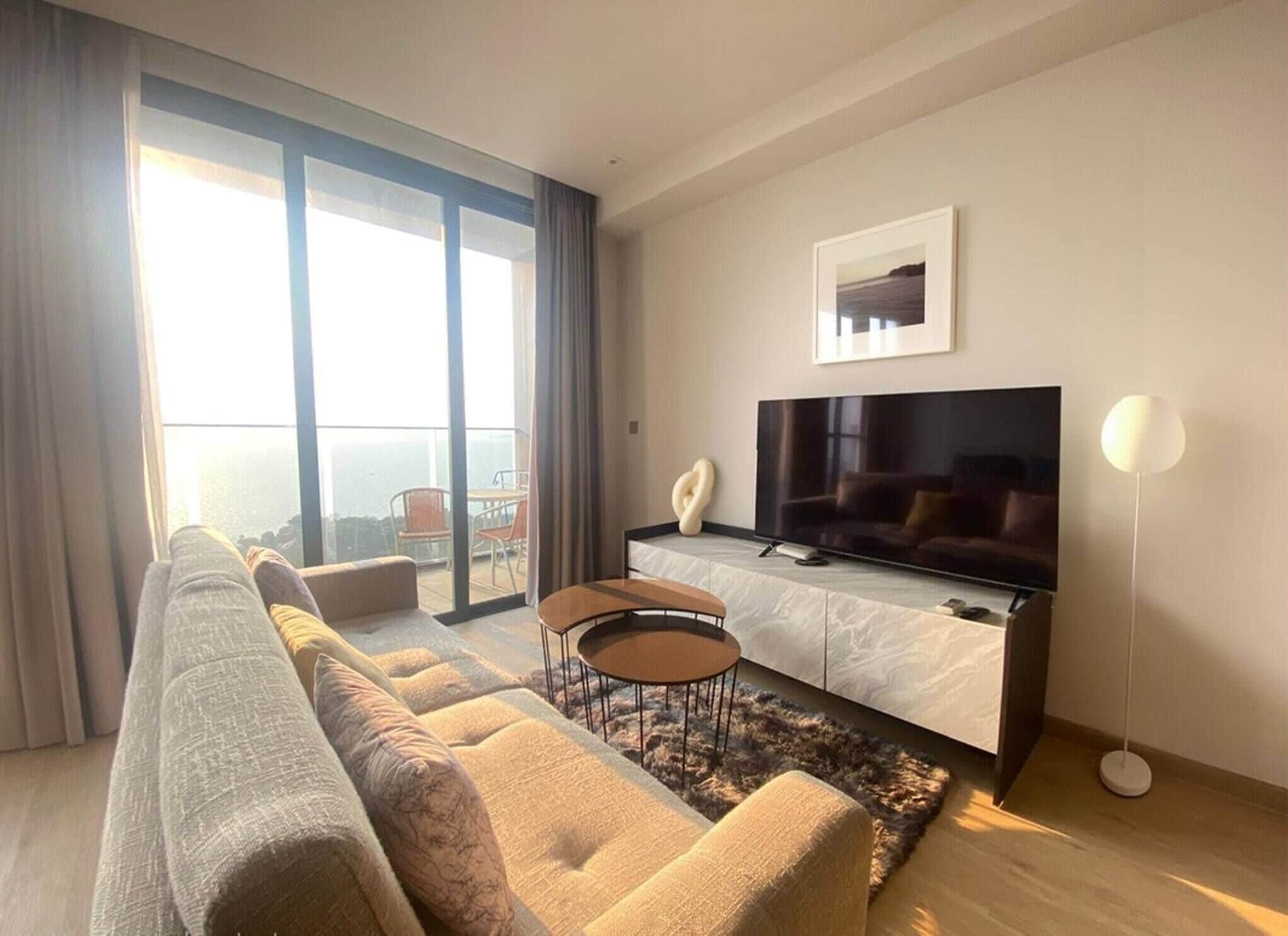 Apartment, 1 Bedroom, Accessible, Smoking | Living room