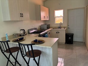 Private kitchen - Cozy 2-bedroom house in marvelous Discovery Bay with AC (Discovery Bay)