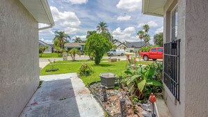 A residential area with a clear sky, palm trees, a red truck, and a well-maintained lawn. - Extended Stays Welcome! Waterfront Gem in Orlando (Orlando)
