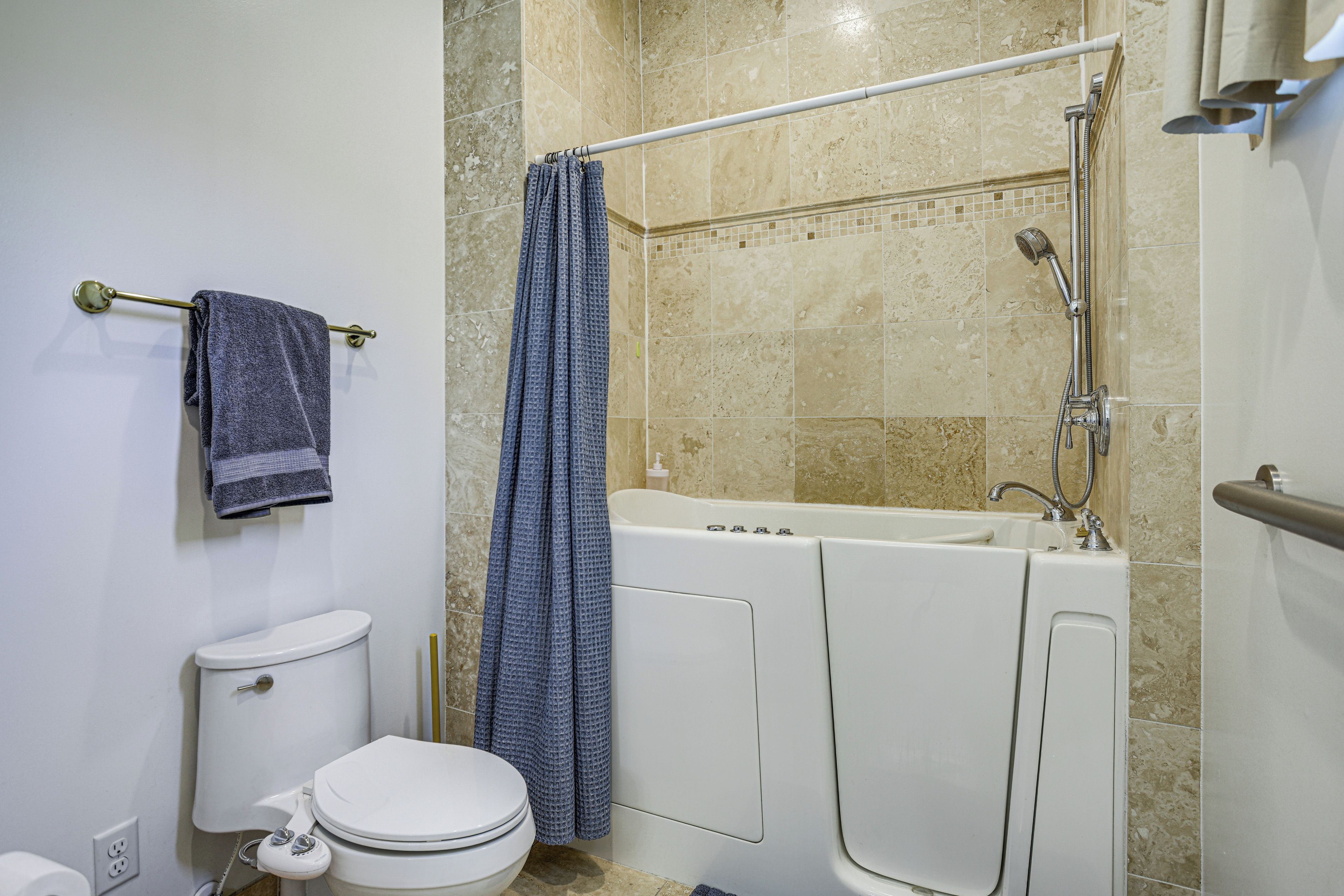 Une salle de bain équipée de toilettes, d’une baignoire et d’une douche.