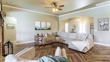 House (4 Bedrooms) | Interior
