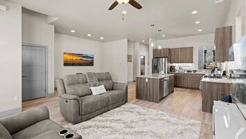 House (3 Bedrooms) | Interior