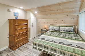 Interior - Paddle, Fish & Stargaze: Peaceful Lincoln Escape (Lincoln)