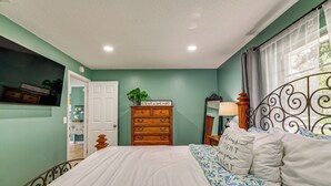 A bedroom with a bed, dresser, and a mirror. - 2-home Nature Coast Retreat Near 3 Sisters Springs (Homosassa)