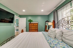 A bedroom with a bed, dresser, and a mirror. - 2-home Nature Coast Retreat Near 3 Sisters Springs (Homosassa)