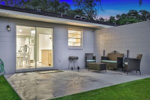 A house with a patio area featuring outdoor furniture and a grill. - 2-home Nature Coast Retreat Near 3 Sisters Springs (Homosassa)