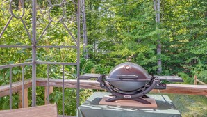 A Wehen grill on an outdoor table with a view of a forested area. - Ashland Home w/ Deck - Blueberry Overlook (Ashland)