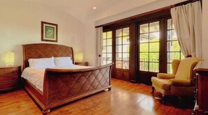 Tabla de planchar con plancha, wifi, ropa de cama