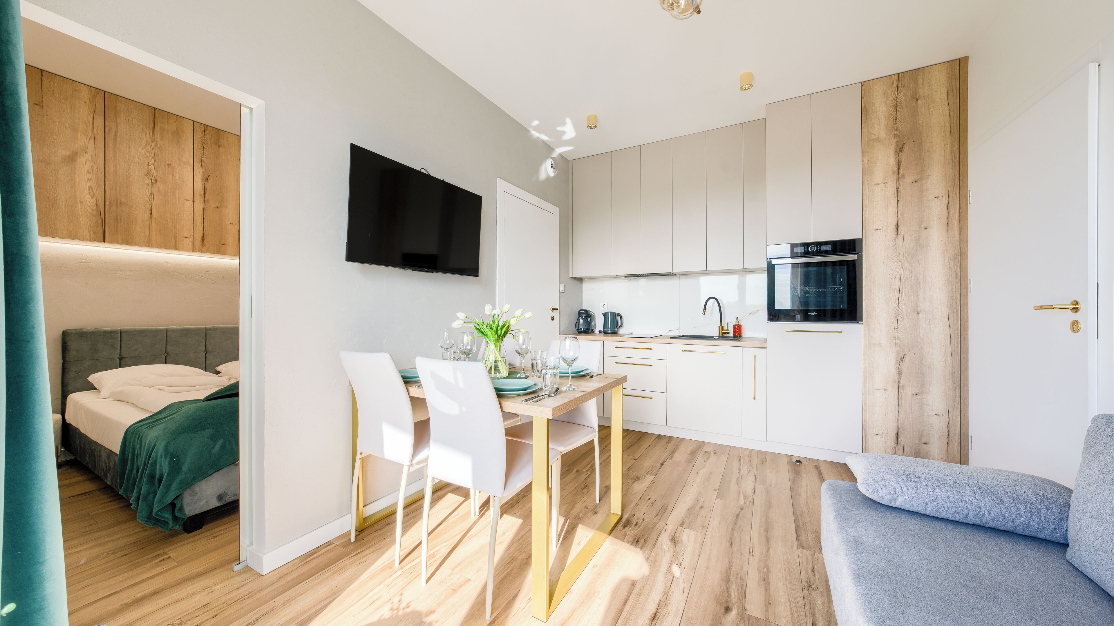 Appartement (63B) | Woonruimte | Een 30-inch flatscreentelevisie met digitale zenders