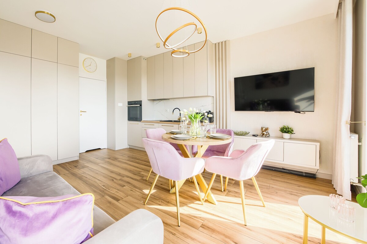 Apartment (63A) | Wohnbereich | 30-Zoll-Flachbildfernseher mit Digitalempfang