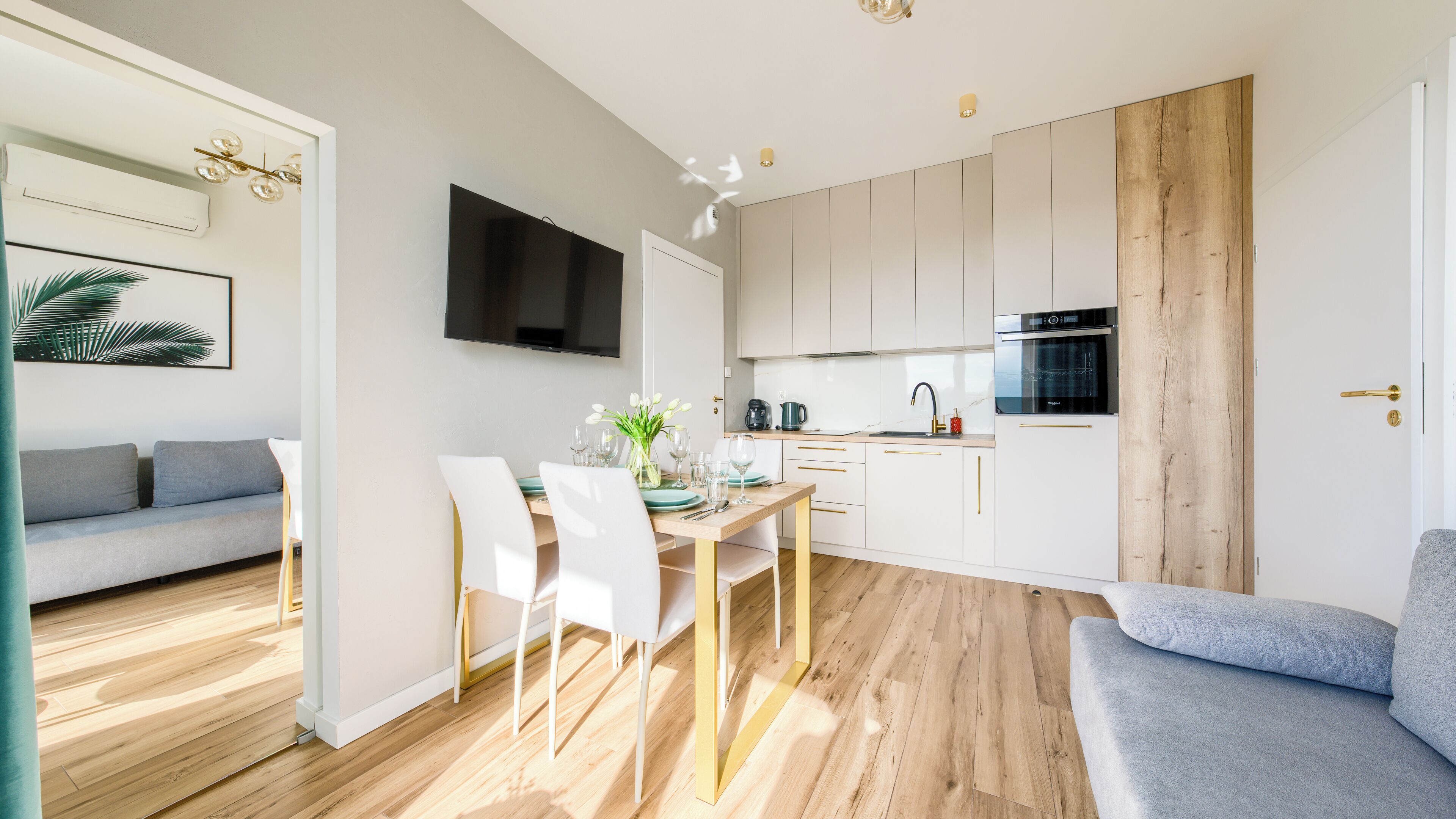 Appartement (63B) | Woonruimte | Een 30-inch flatscreentelevisie met digitale zenders