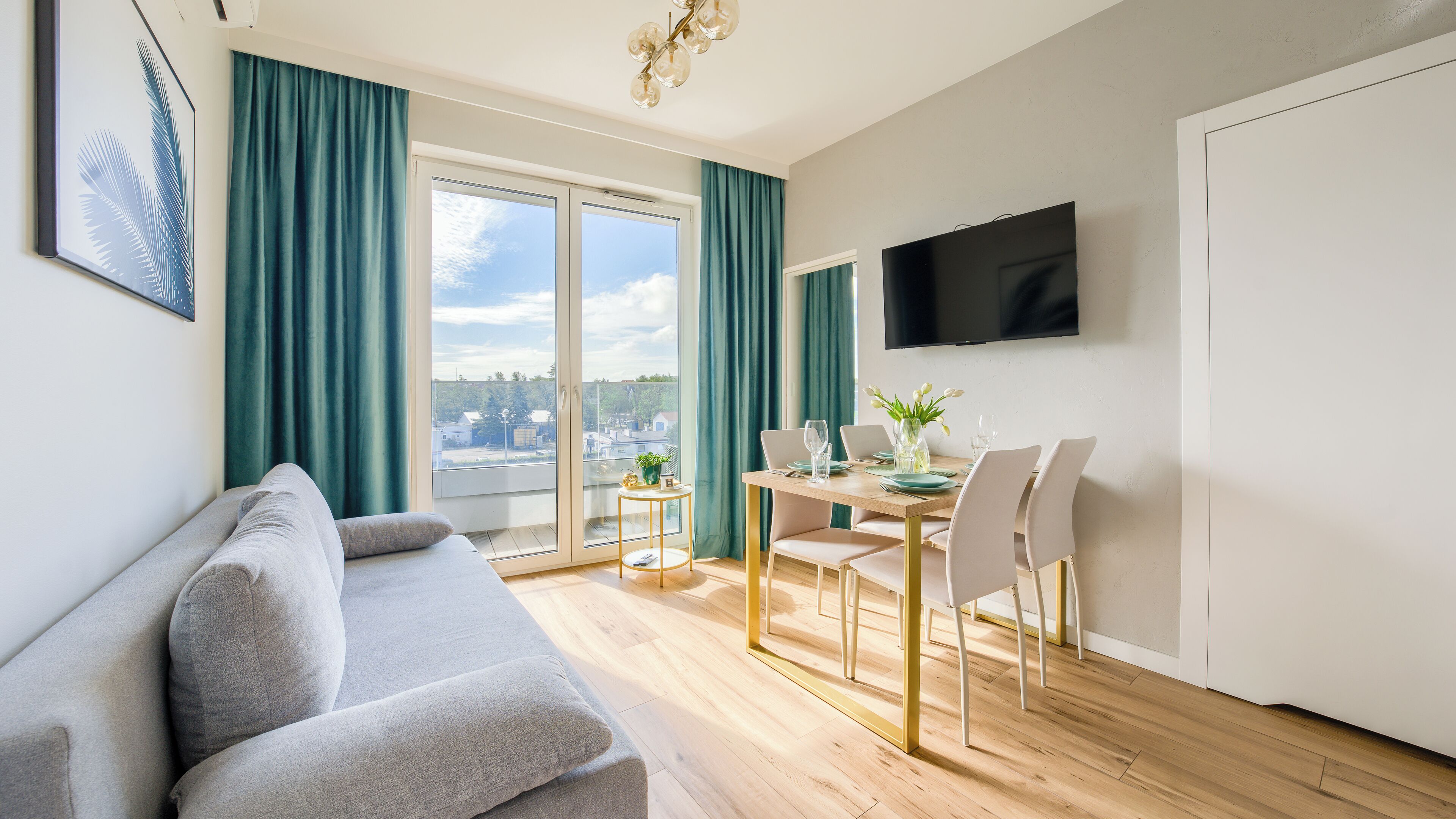 Appartement (63B) | Woonruimte | Een 30-inch flatscreentelevisie met digitale zenders