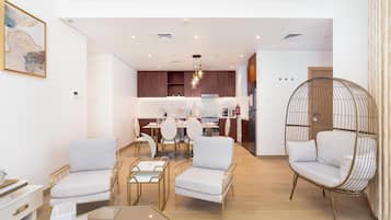 Superior-Apartment, eingeschränkter Meerblick | Wohnbereich