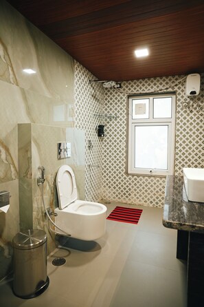 Shower, towels, soap, shampoo - SS Suites (Bengaluru)