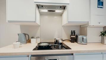 Coffee/tea maker, fridge, microwave, oven