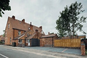 A two-story brick house with a black gate and a wooden fence. - #38 Stylish Apart. 2|sleeps 4|5mins TamworthCastle (Staffordshire)