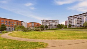 Un complesso residenziale con diversi edifici, una zona verde centrale e un percorso pedonale.