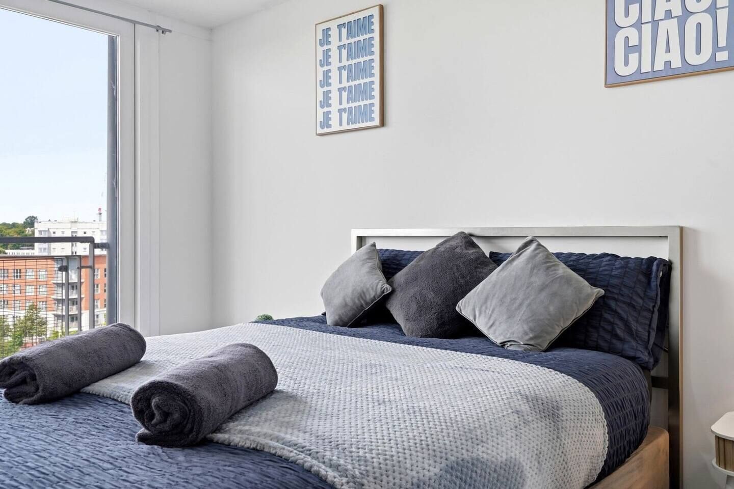 Desk, iron/ironing board, WiFi, bed sheets