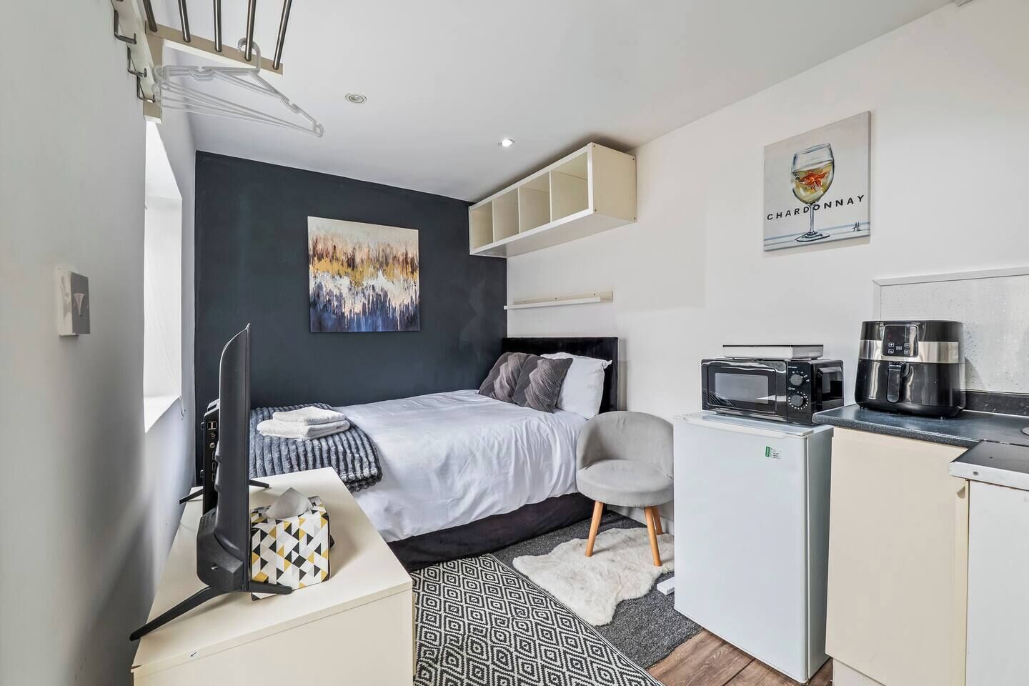 Iron/ironing board, WiFi, bed sheets
