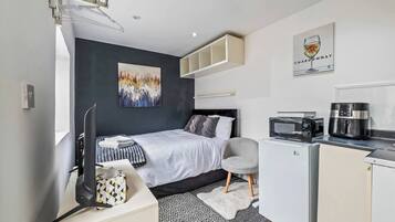 Iron/ironing board, WiFi, bed sheets
