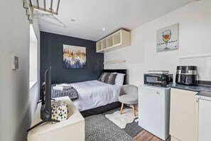 Iron/ironing board, WiFi, bed sheets - #193 Coventry Hideaway | Modern & Spacious- for 2 (West Midlands)