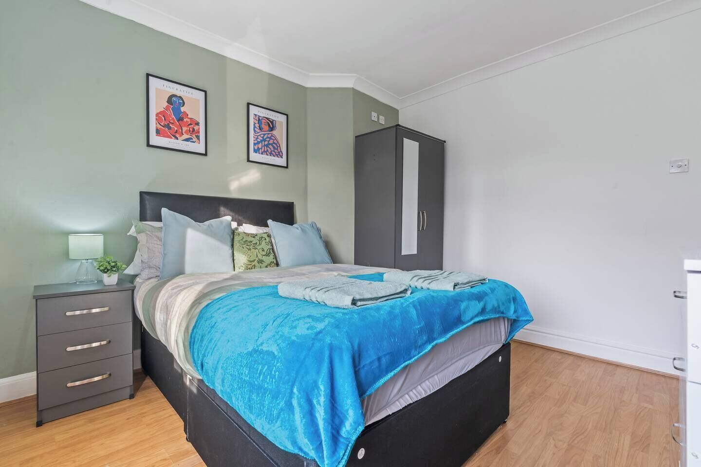 3 Schlafzimmer, Schreibtisch, Bügeleisen/Bügelbrett, WLAN