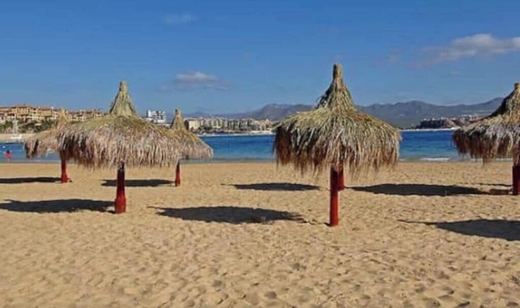 Beach nearby, sun loungers, beach towels
